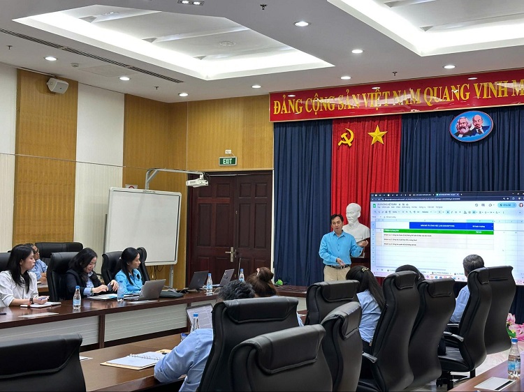 Chuyên gia PMS trình bày mẫu hệ thống sẽ được áp dụng tại Dofico