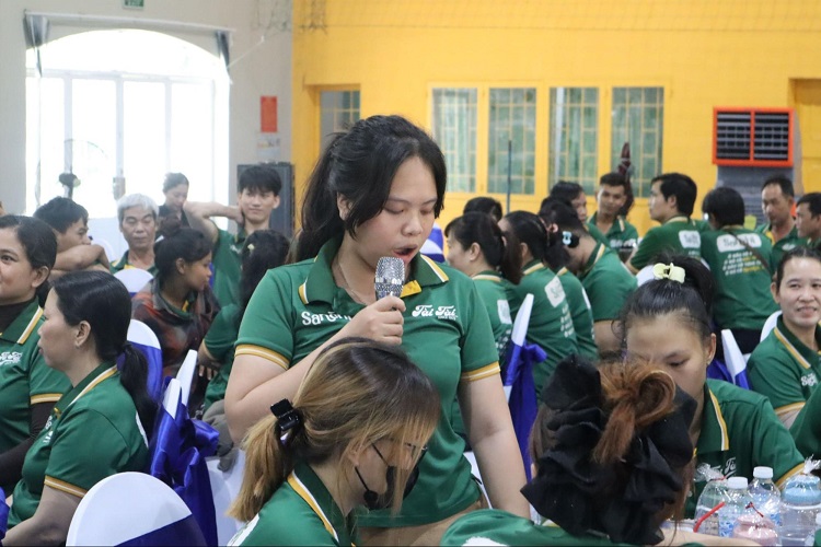 Đội ngũ công nhân viên công ty trả lời câu hỏi 2 để nhận quà