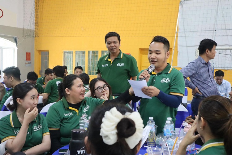 Đội ngũ công nhân viên công ty trả lời câu hỏi 1 để nhận quà