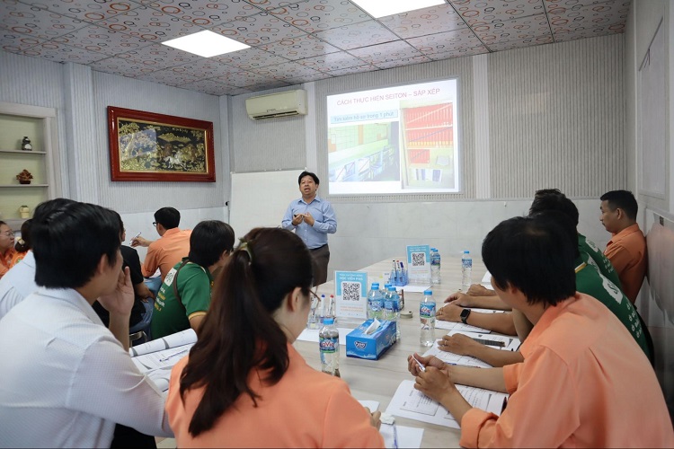 Chuyên gia PMS triển khai đào tạo về 5S-Kaizen cho đội ngũ quản lý công ty trước khi bước vào chương trình tư vấn
