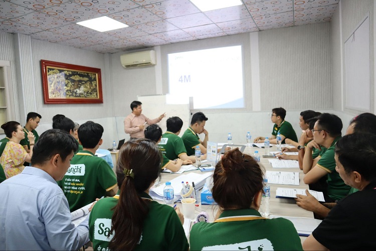 Chuyên gia PMS triển khai đào tạo về 5S-Kaizen cho đội ngũ quản lý công ty trước khi bước vào chương trình tư vấn ngày 1