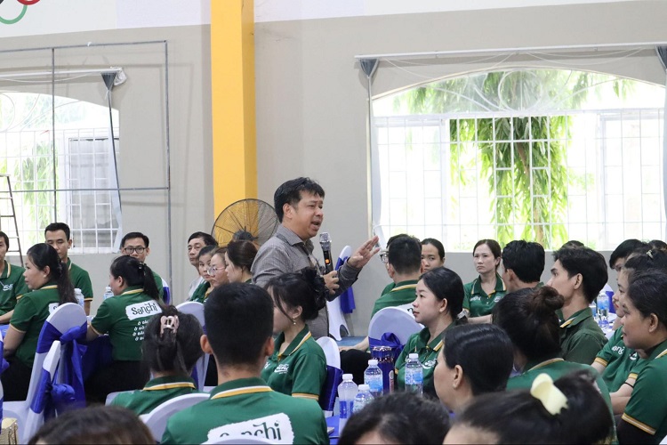 Chuyên gia PMS đang truyền đạt cách thực hiện hiệu quả 5S - Kaizen cho đội ngũ công nhân