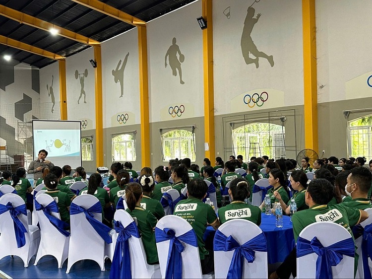 Chuyên gia PMS đang chia sẻ về 5S - Kaizen cho đội ngũ công nhân tại Tài Tài trong chương trình “Truyền thông 5S-KAIZEN” mở đầu chương trình tư vấn tại công ty