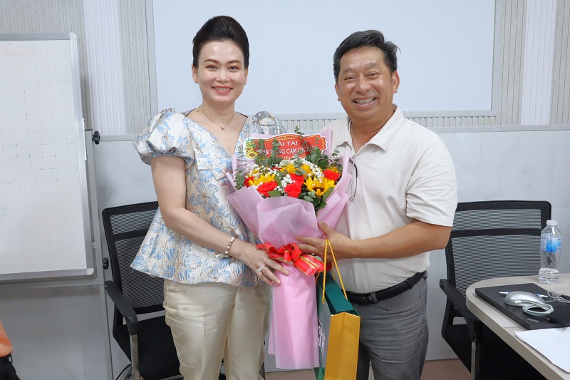 Chị Lê Thị Bé Thương tặng hoa cho Chuyên gia PMS
